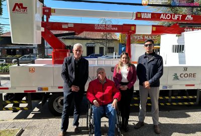 autoridades y camion